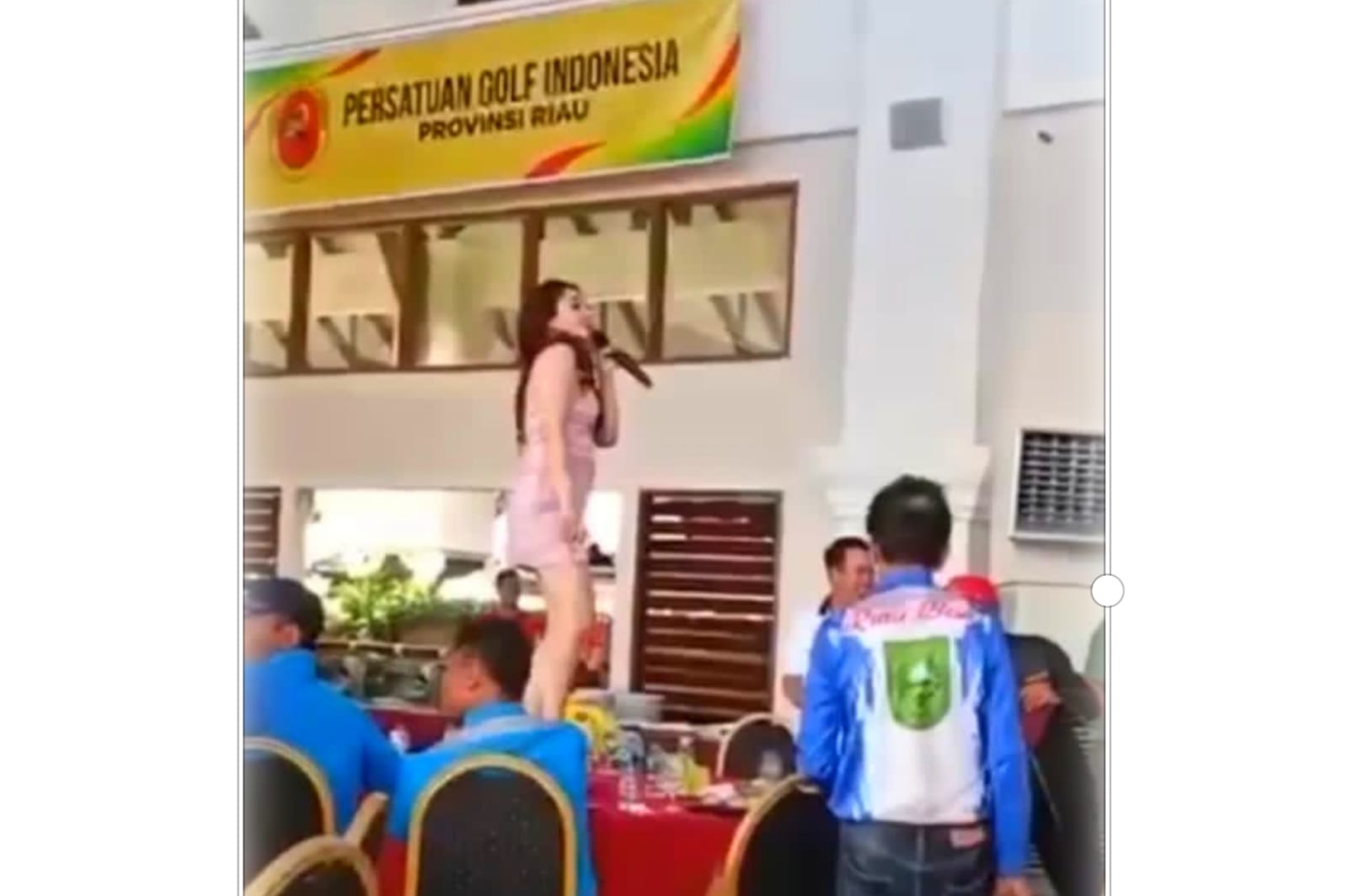 Biduan Seksi Goyang Erotis di Atas Meja Turnamen Golf Gubernur Riau: Apakah Ini Riau Lebih Baik?