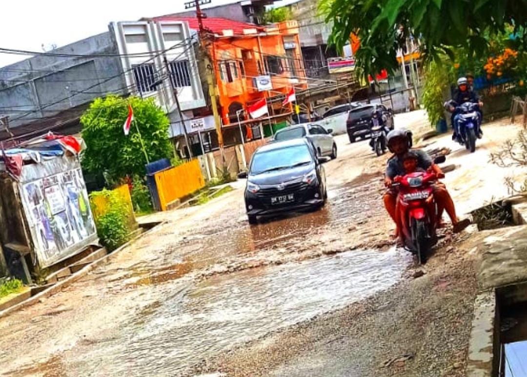 Parah! Jalan Dahlia Mirip Kolam Ikan, Proyek IPAL dan PDAM Pekanbaru Gak Becus