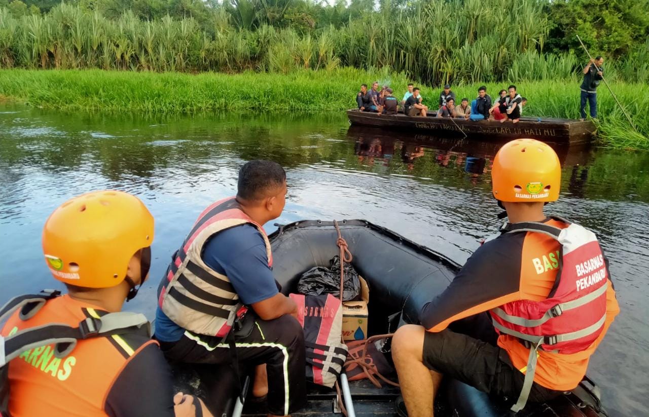 Perahu Angkut Sawit Terbalik, Buruh Hilang Tenggelam di Sungai Siak Kecil