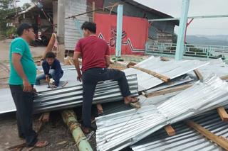 4 Tiang Listrik PLN di Kampar Roboh Akibat Putih Beliung, 7 Warung Warga Rusak Berat