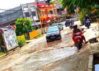 Parah! Jalan Dahlia Mirip Kolam Ikan, Proyek IPAL dan PDAM Pekanbaru Gak Becus