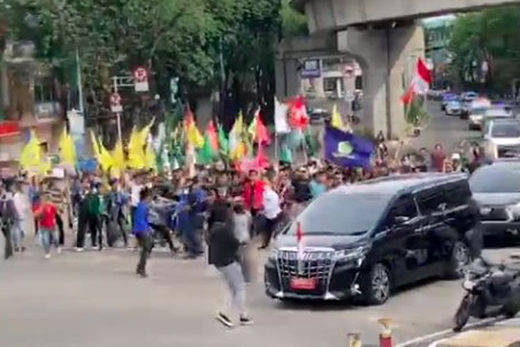 Mobil Wapres Dikejar Pendemo di Palembang