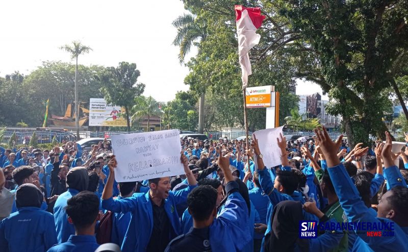 Mahasiswa UIR ke Anggota DPRD Riau: Kalau BBM Gak Turun, Bapak-bapak yang Harus Turun!