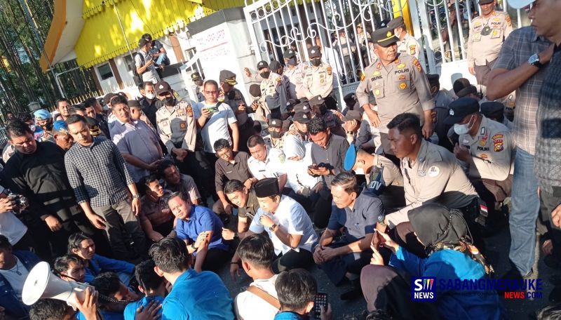 Sempat Ricuh dengan Polisi, Ketua DPRD Riau Terima 5 Tuntutan Mahasiswa Pendemo Tolak BBM Naik