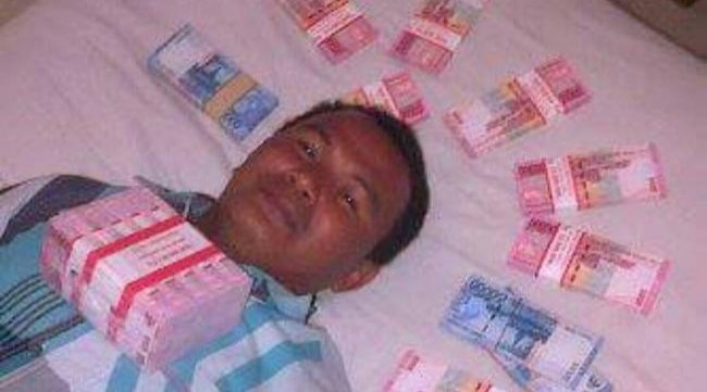 Sempat Viral Tidur Bertabur Uang, Kades di Kepulauan Meranti Ini Jadi Tersangka Korupsi Dana Desa