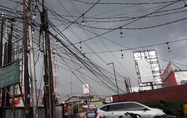 Leher Warga Duri Terjerat Kabel Fiber Optik Internet Melintang Sembarangan di Jalan