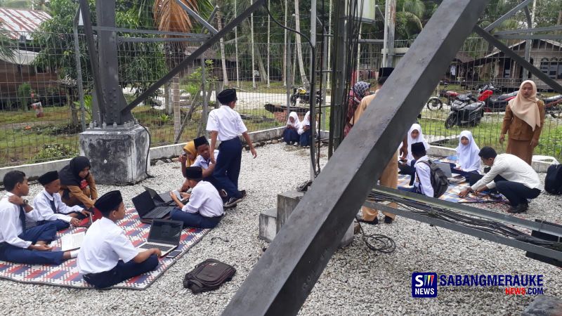 Miris! Siswa di Pulau Rangsang Kepulauan Meranti Ujian Online di Bawah Tower Telkomsel, Berebut Sinyal Internet