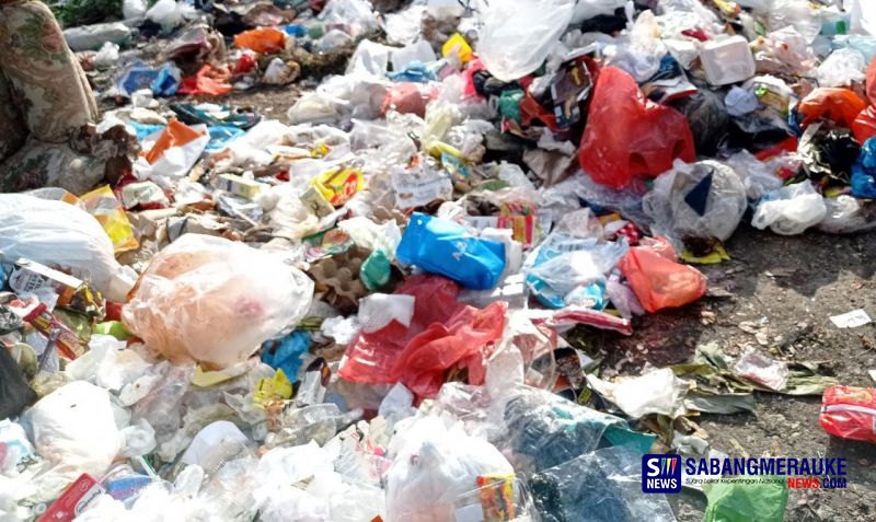 Sampah Berserakan di Palas Mekar Pekanbaru Bahayakan Pengguna Jalan, Warga: Bau dan Bikin Licin!