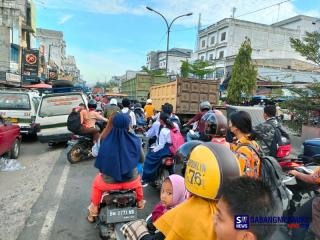 Miris! Jalan Rusak Parah di Baganbatu Bikin Siswa Terlambat Masuk Sekolah