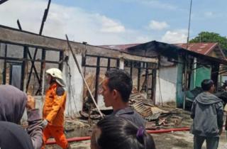 Kebakaran 5 Unit Rumah di Pekanbaru Jadi Tontonan Warga, Petugas Damkar Kesulitan Padamkan Api