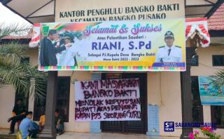 Warga Segel Kantor Desa Bangko Bakti, Tolak Penjabat Penghulu yang Diangkat Bupati Rohil