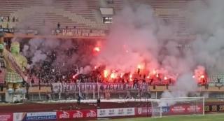 PSPS Riau Kalah Telak Dibikin PSMS, Suporter Marah Lempari Flare ke Arah Lapangan