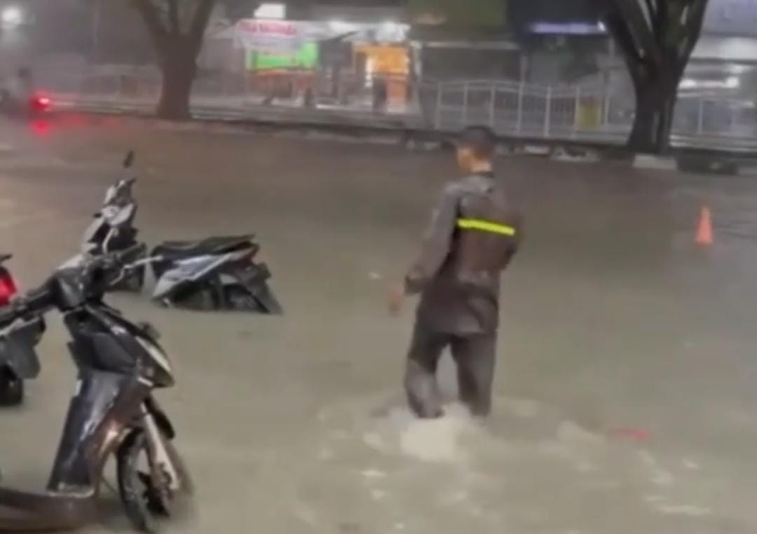 Jalan Pusat Kota Pekanbaru Terendam Banjir, Netizen: Sayang Kota Bertuah Salah Urus!