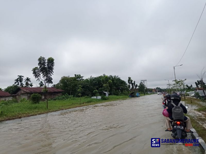 Pekanbaru Banjir Lagi, Kendaraan Mogok di Jalan Sudirman Ujung