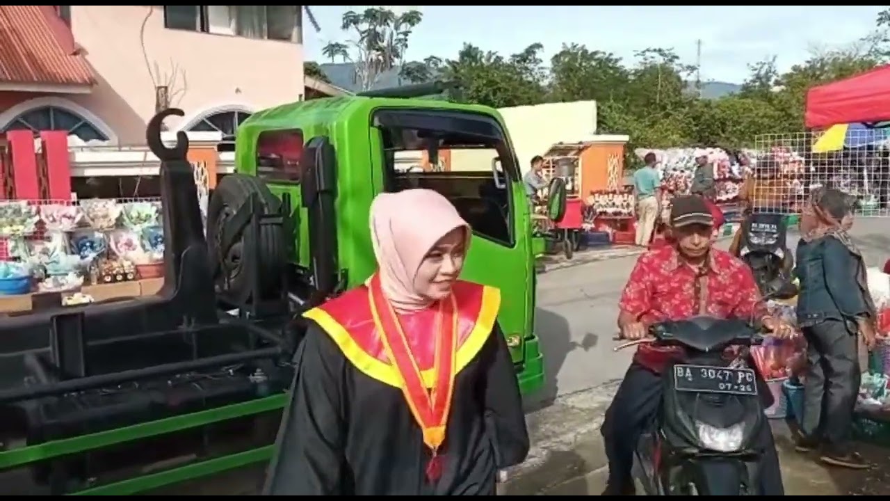 3 Fakta Menarik Wisudawati Terbaik Ini Diantar ke Kampus Pakai Truk Sampah