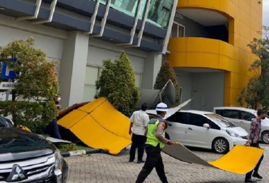 Material Bangunan RS Awal Bros Pekanbaru Timpa 7 Mobil, Jatuh Kena Hempasan Angin dan Hujan