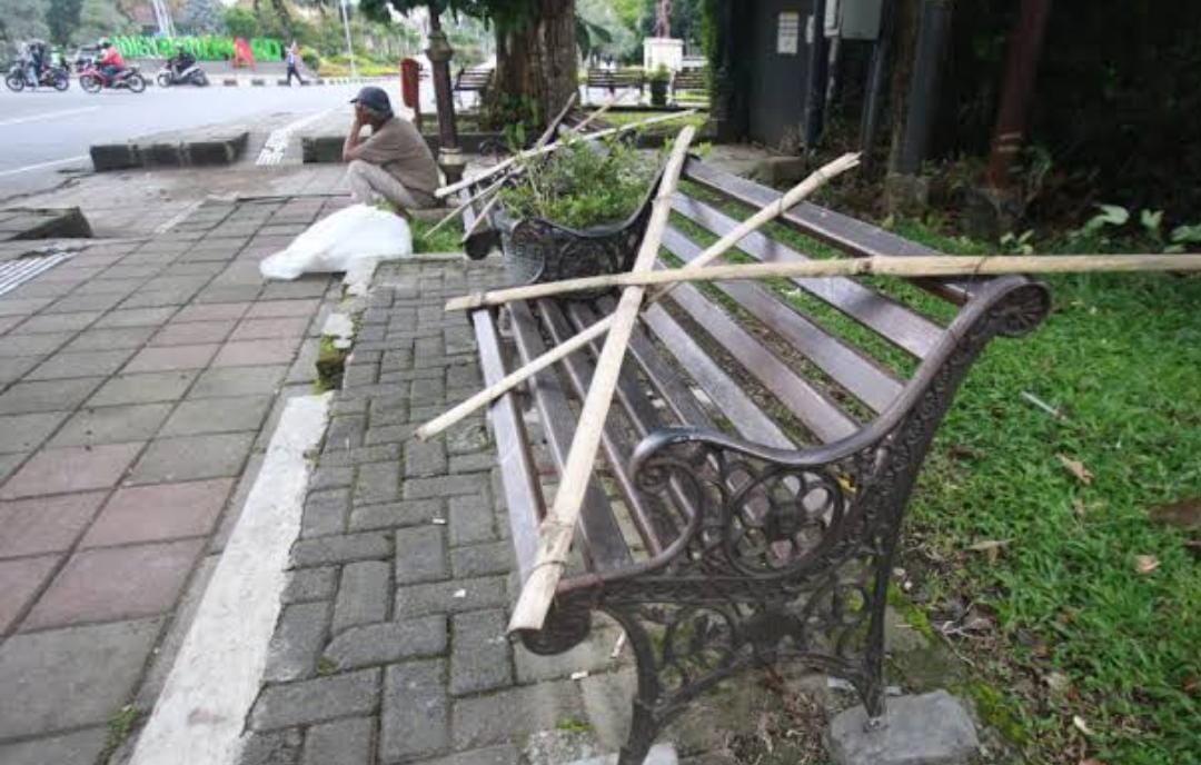 Dinas Lingkungan Hidup Segel Bangku di Trotoar Jalan, Alasannya Kerap Dipakai Tempat Mesum