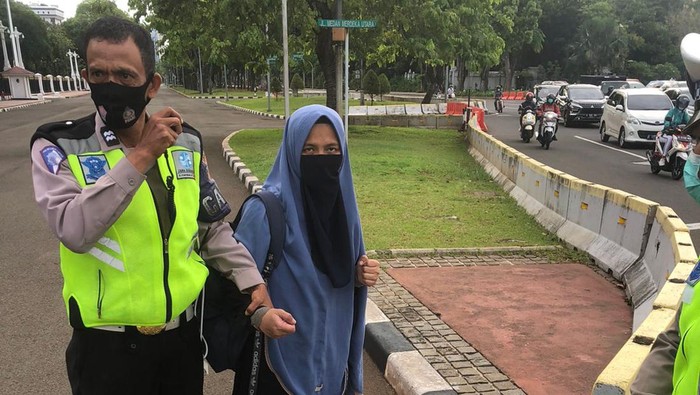 Wanita Bercadar Todongkan Senjata Api ke Paspampres, Nekat Terobos Masuk Istana Negara