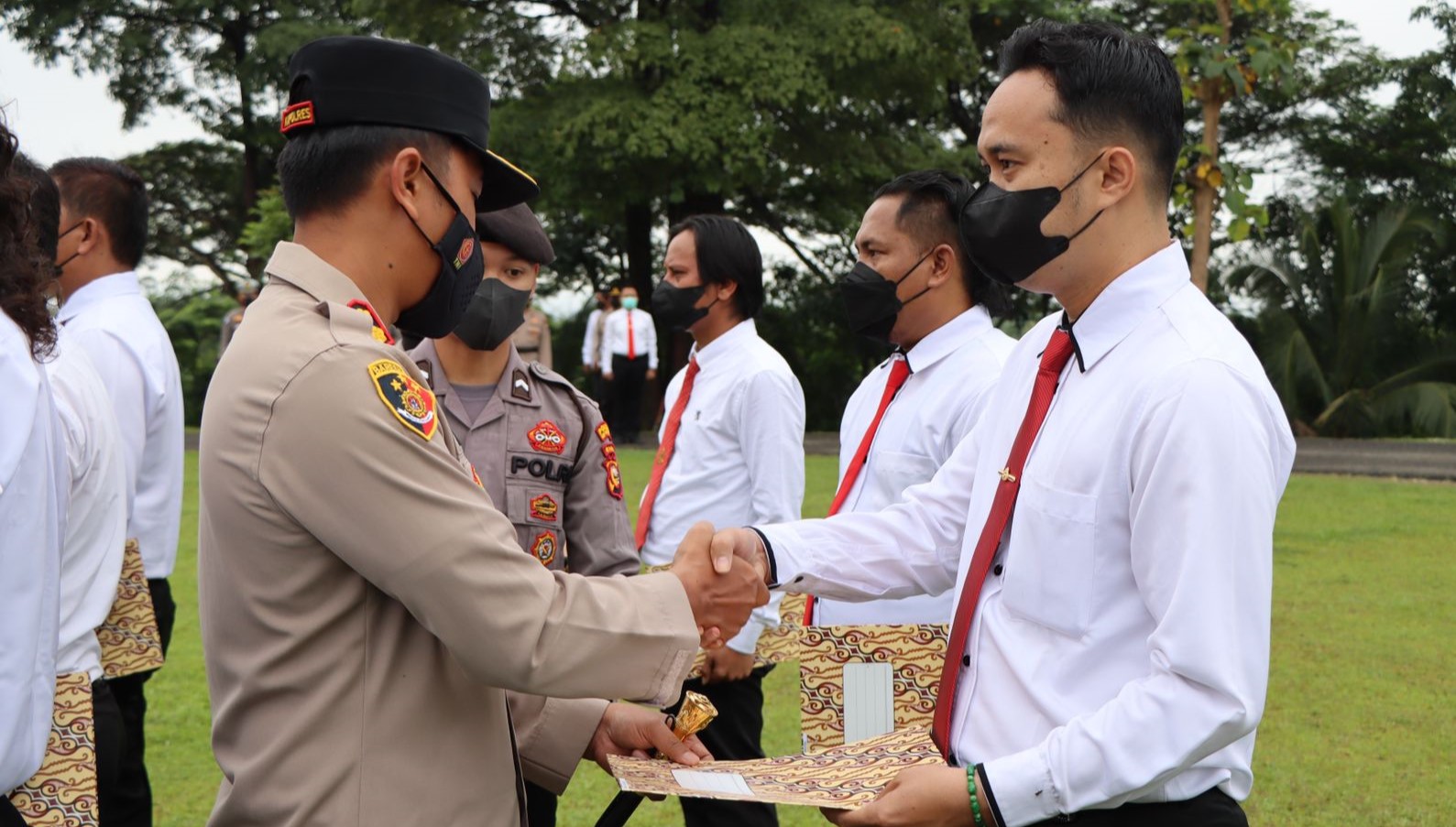 Berhasil Ungkap 2 Kasus Pembunuhan, Kapolres Kuansing Beri Penghargaan 25 Personel Polisi