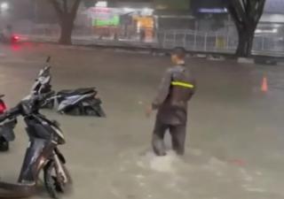 Jalan Pusat Kota Pekanbaru Terendam Banjir, Netizen: Sayang Kota Bertuah Salah Urus!