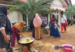 Protes Penjabat Penghulu di Rokan Hilir, Emak-emak Demo Masak Nasi Goreng di Kantor Desa