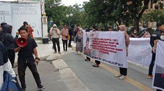 Dua Kelompok Unjuk Rasa di Kejati Tuding Sekdaprov Riau Terima Suap Proyek, Apa Buktinya?