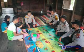 Sambangi Rumah Anak Penderita Leukimia, Polsek Rangsang Salurkan Bantuan