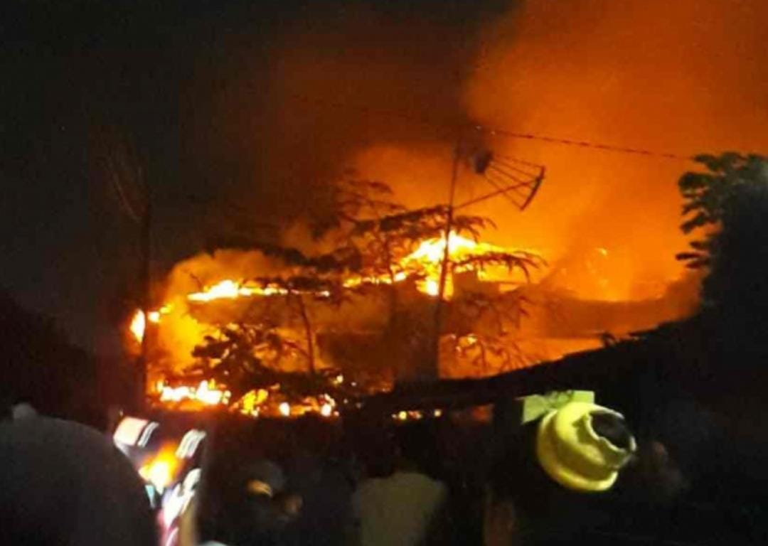 Kantor Dinas Pendidikan Riau Terbakar Hebat, Petugas Berjibaku Padamkan Api