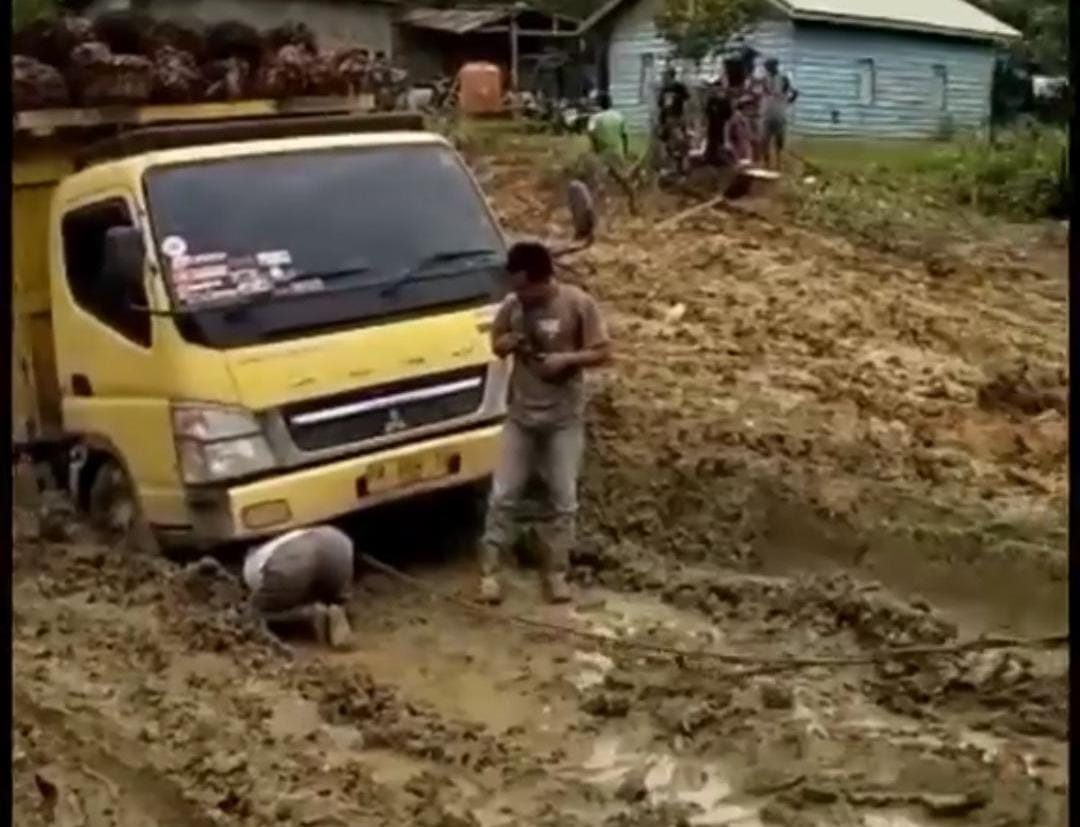 Jalan di Indragiri Hulu Rusak Parah, Janji Politik Bupati Rezita Meylani Dipertanyakan