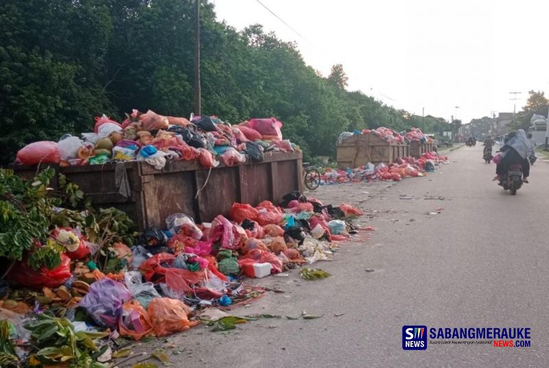 Sampah di Kota Selatpanjang Membusuk dan Berserakan di Badan Jalan, Sudah Berhari-hari Tidak Diangkut