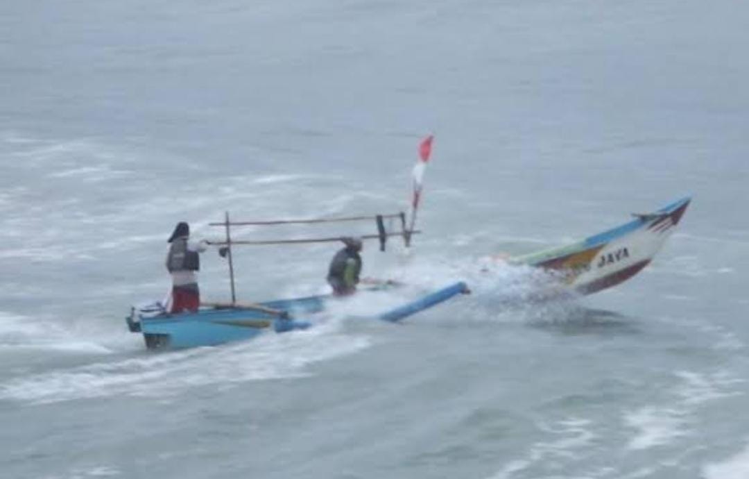 Kronologi Pasangan Suami Istri Nelayan di Dumai Hilang Usai Jatuh ke Laut akibat Perahu Dihantam Ombak