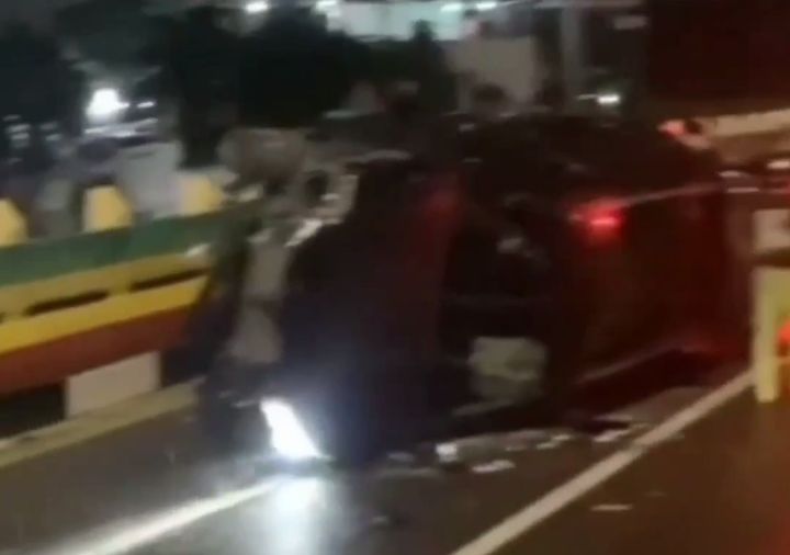 Mobil Terbalik di Fly Over Sudirman Pekanbaru, Warganet Iseng: Tekan Gasnya Mas Bro!