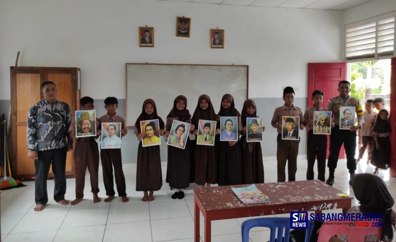 Peringati Hari Pahlawan, Bhabinkamtibmas di Rangsang Bagikan Poster kepada Murid SD