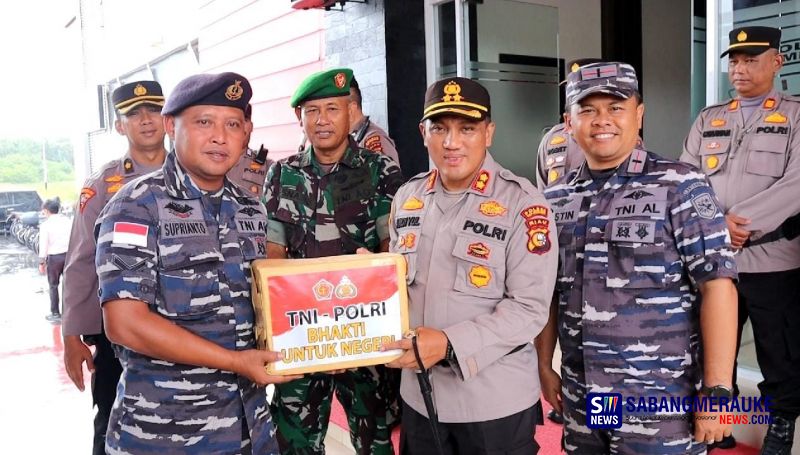 Setelah Apel, Personel TNI Polri di Kepulauan Meranti Bagikan Sembako kepada Masyarakat