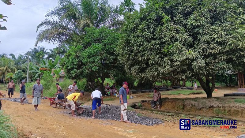 Tak Kunjung Diperbaiki Pemda Rohil, Warga Gotong Royong Perbaiki Swadaya