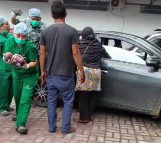 Ibu Muda Ini Melahirkan Bayinya di Mobil, Begini Kisahnya