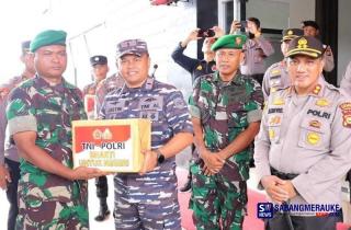 Personel TNI-Polri di Kepulauan Meranti Kompak Bagikan Sembako kepada Masyarakat