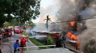 Pergi ke Warung Meninggalkan Kompor Menyala, Enam Unit Rumah Habis Terbakar di Jalan Meranti