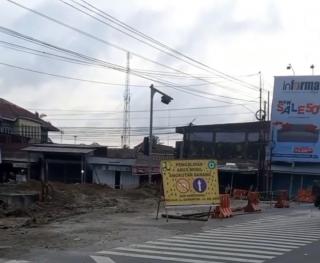 Sudah Sepekan Jalan Garuda Sakti Pekanbaru Ditutup, Warga Mengeluh Jalan Alternatif Rusak