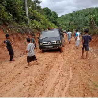 Viral Jalan Rusak Desa Sikijang Kuansing, Warganet: Riau Ini Bos, Pejabatnya Fokus Memperkaya Diri!