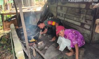 Unik! Babinsa di Rokan Hilir Lakukan Aksi Masuk Dapur, Masak Menu Makanan untuk Warga