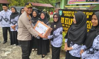 Hari Guru di Kuansing, Kapolres Upacara di SLB Teluk Kuantan