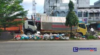 Sampah Bertumpuk di Median Jalan Sudirman Bagan Batu, Tak Diangkut?