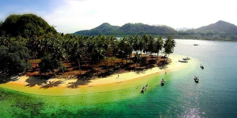 Meski Tak Berpenghuni, 5 Pulau di Indonesia Ini Bisa Dikunjungi Untuk Berwisata Loh!