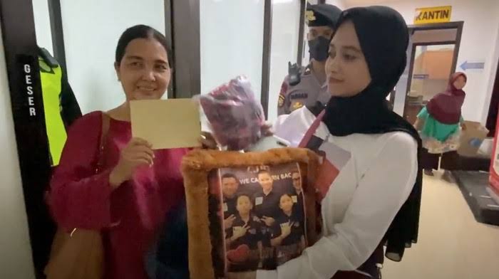 Nekat Menerobos Ruang Sidang Demi Bertemu Sambo, Wanita Ini Kini Mengaku Ingin Jadi Istri Sambo