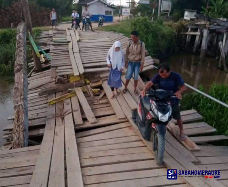 Warga Rokan Hilir Curhat di Medsos Jembatan Desa Nyaris Ambruk, Colek Bupati dan DPRD