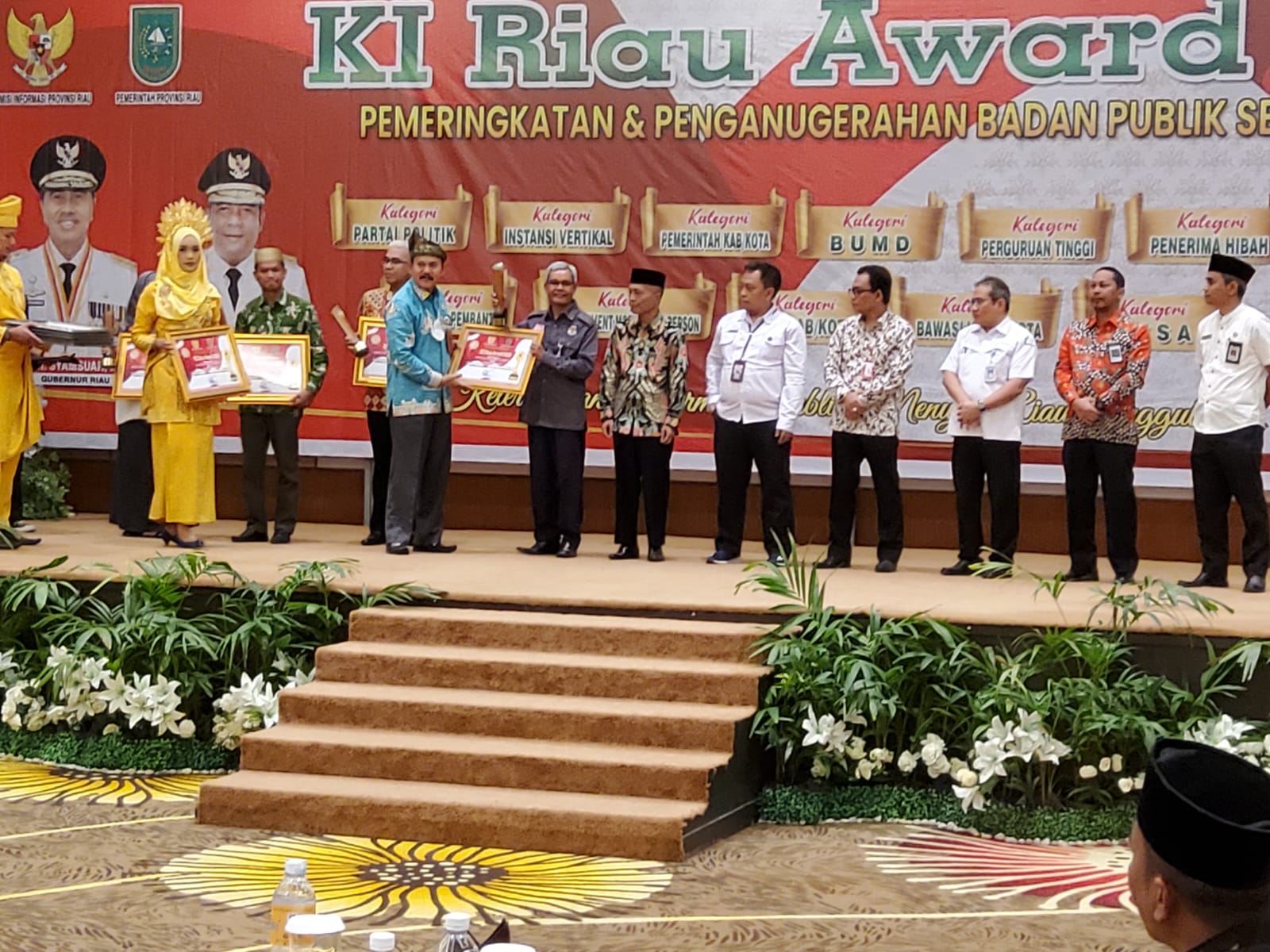 KPU Riau Terima Komisi Informasi Riau Award 2022 Kategori Badan Publik Vertikal
