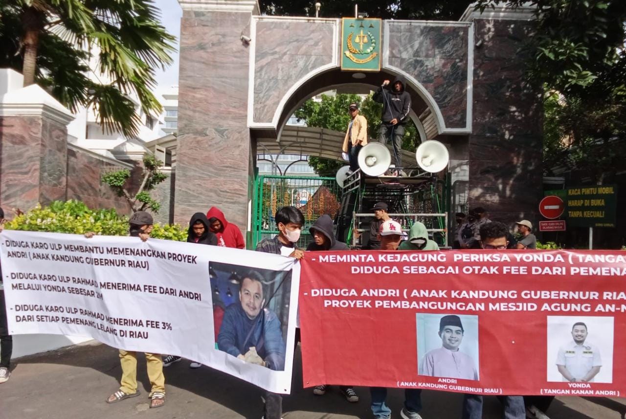 Demo Proyek di Kejaksaan Agung, Massa Sebut Nama Anak Gubernur Riau