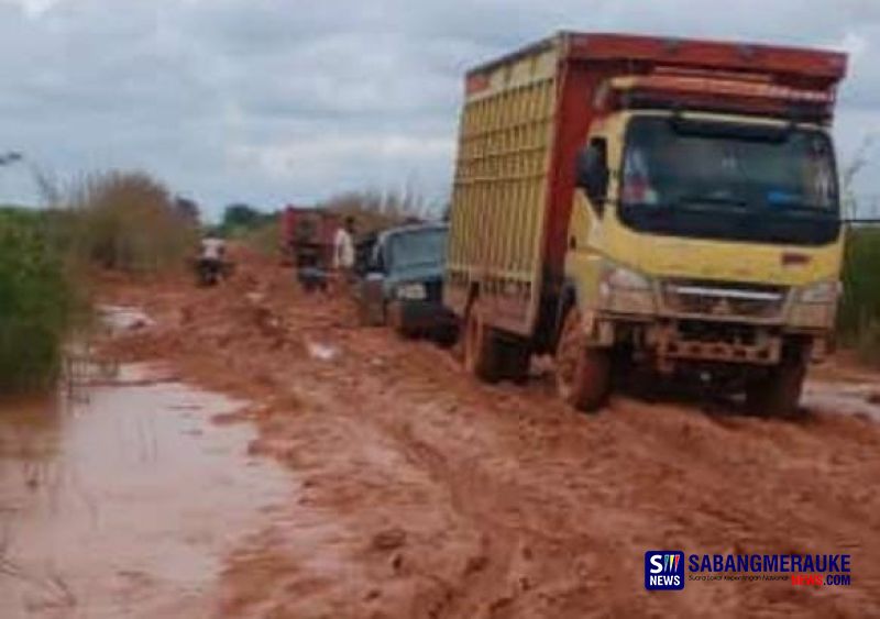 Petani Sawit Menjerit, Jalan Pesisir Rokan Hilir Rusak Parah Dibikin Hujan