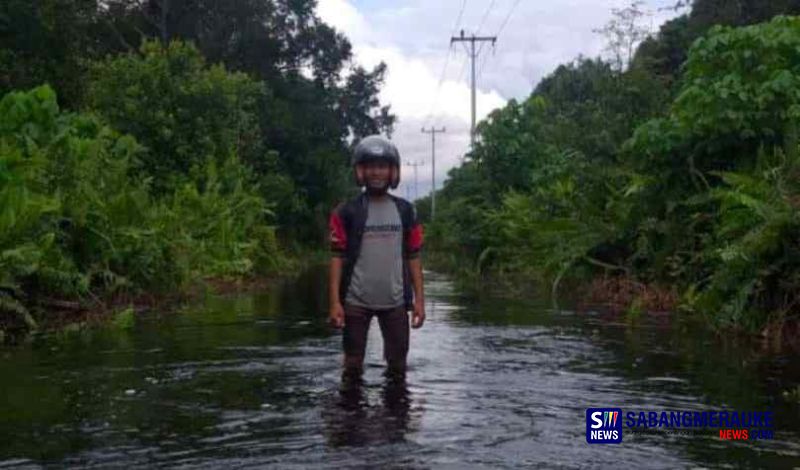 Banjir Poros Jalan Lukun-Sungai Tohor Kepulauan Meranti Setinggi Lutut Orang Dewasa